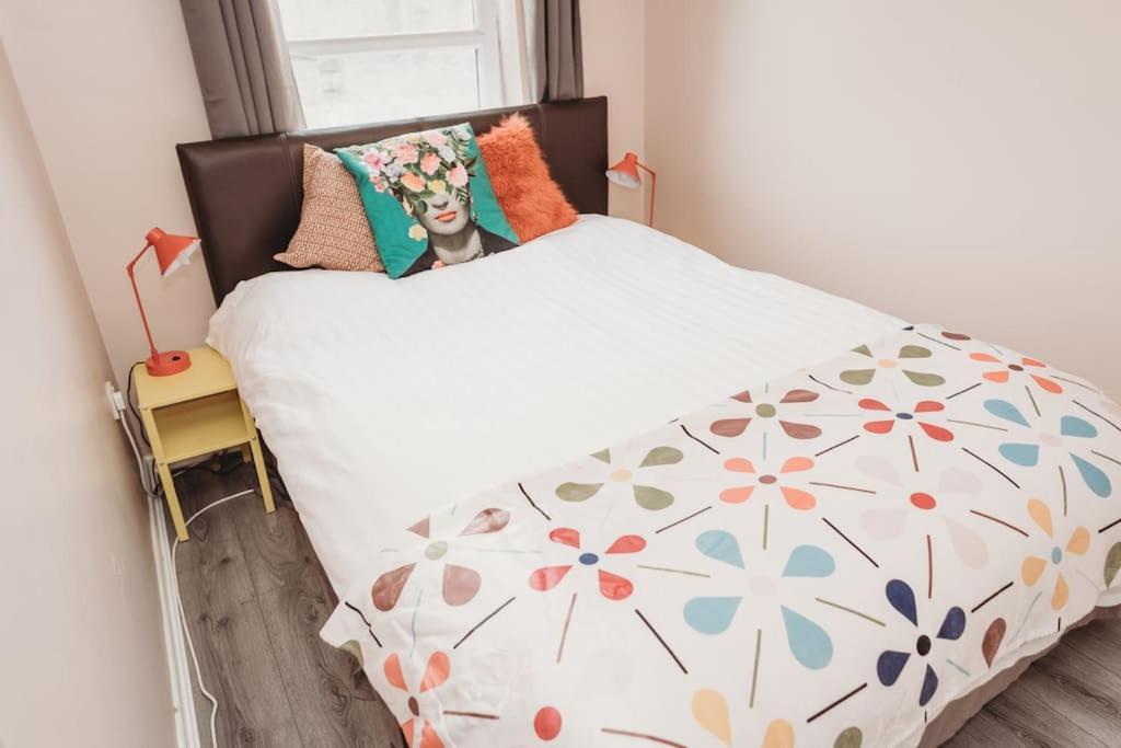 Trish's Townhouse For Eats-arts-drinks-parks! Apartment